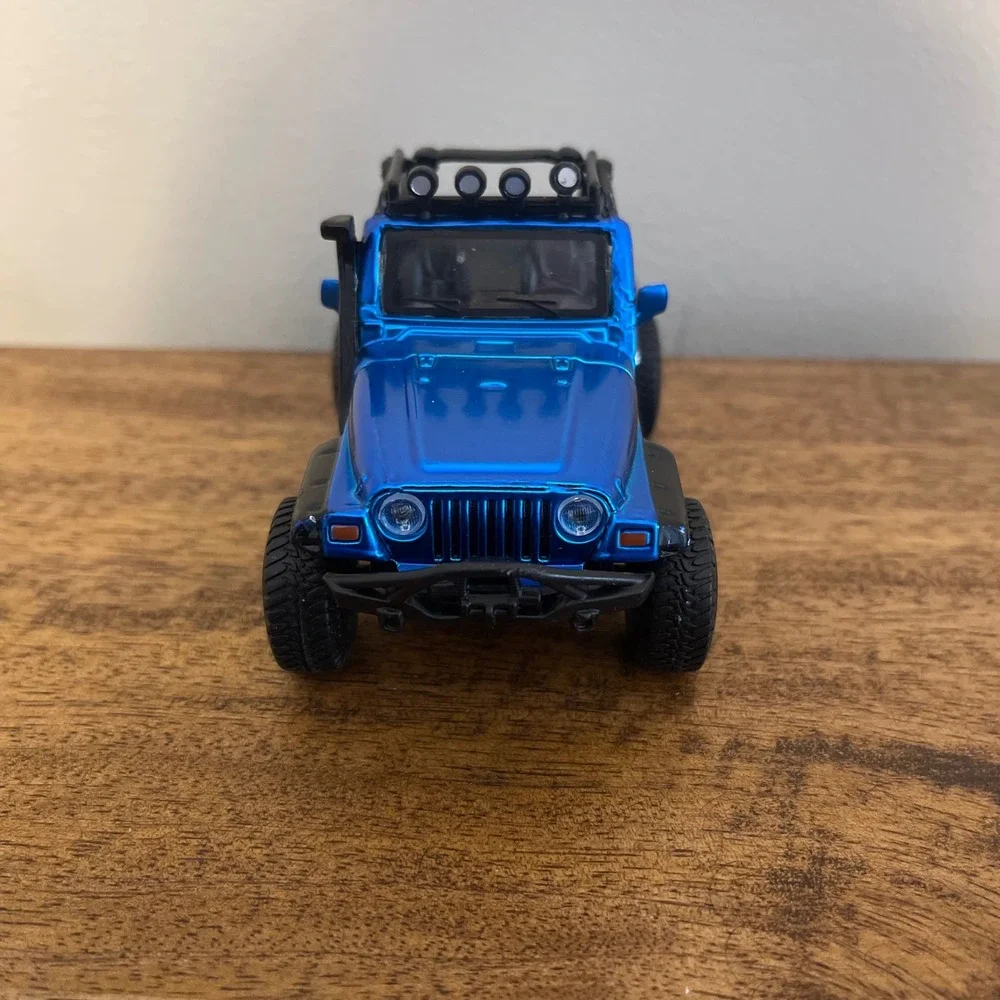 Maisto 1/35 Diecast 2003 Jeep Wrangler Rubicon Blue Off-Road Model Car
